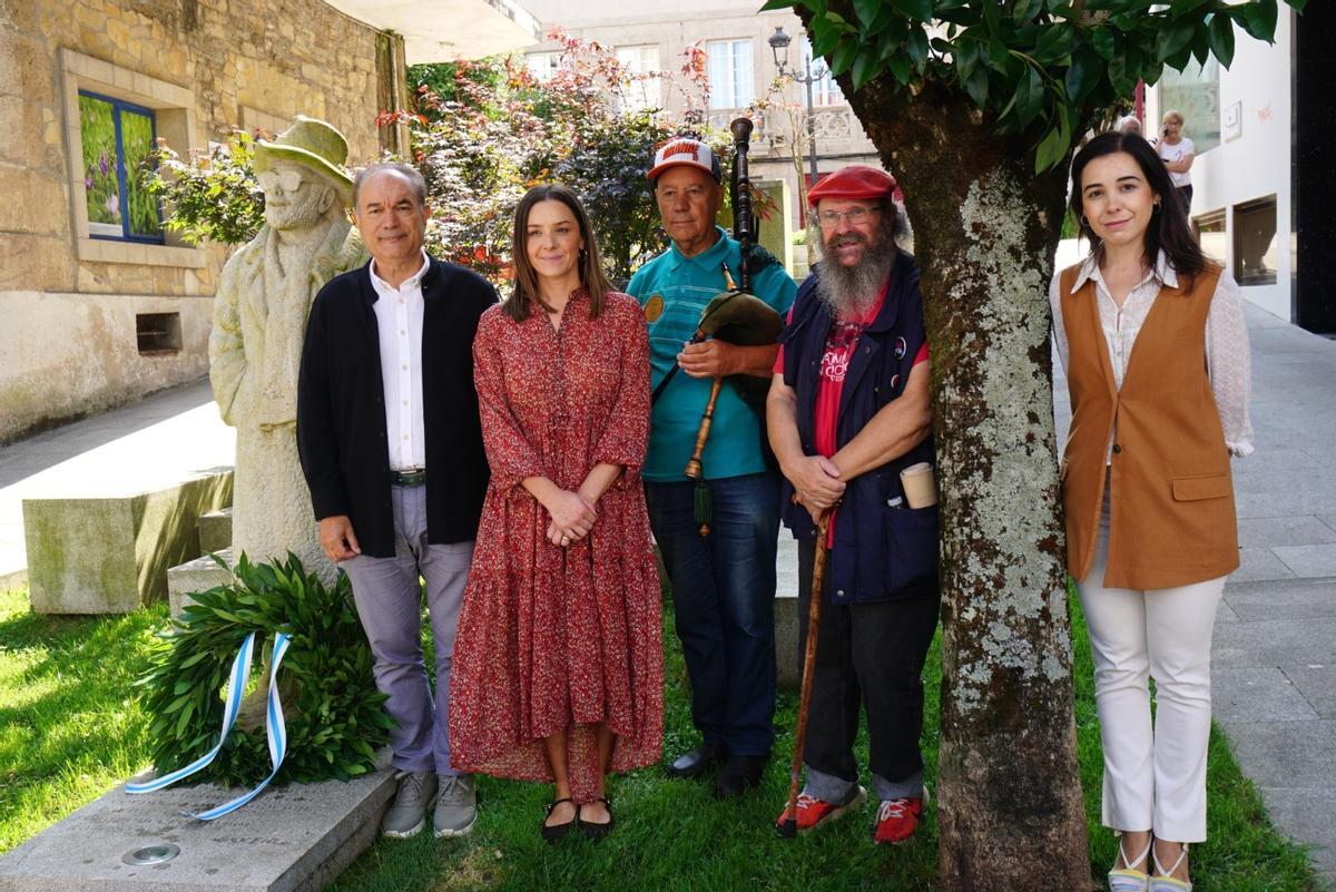 Pola esquerda, José Crespo, Begoña Blanco, Plácido Rozas, Damián Paío e Lucía Espiño, na ofrenda floral ante a escultura de Laxeiro.
