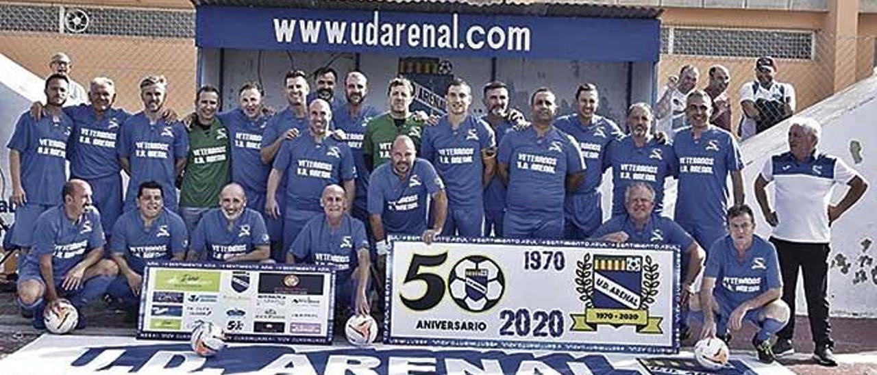 Grupo de veteranos del UD Arenal que se citaron en el campo de Son VerÃ­ para disputar un duelo amistoso ante el Mallorca.