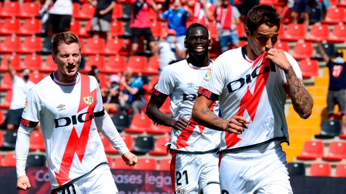 Óscar Trejo, celebrando un gol con sus compañeros del Rayo Vallecano