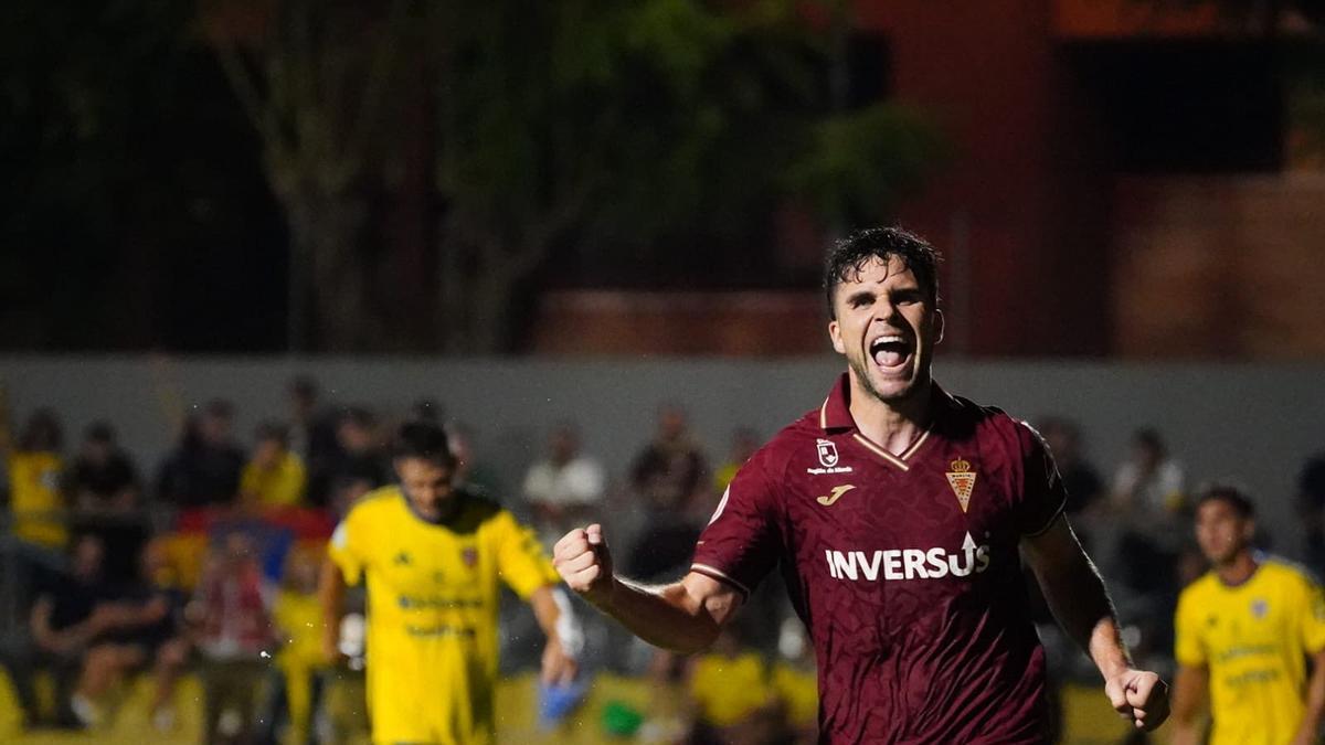 El delantero Álvaro Giménez, del Real Murcia, el máximo protagonista ante el Orihuela con sus dos goles en Los Arcos.