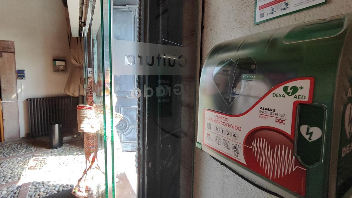 El desfibrilador de la Casa de Cultura, en la zona de la entrada al edificio.