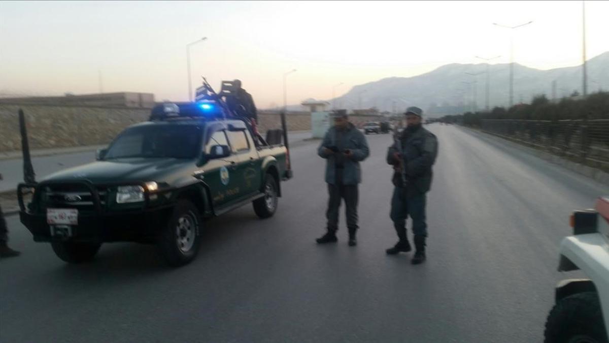 Policías afganos montan guardia en el lugar del doble atentado suicida, en Kabul, este martes.