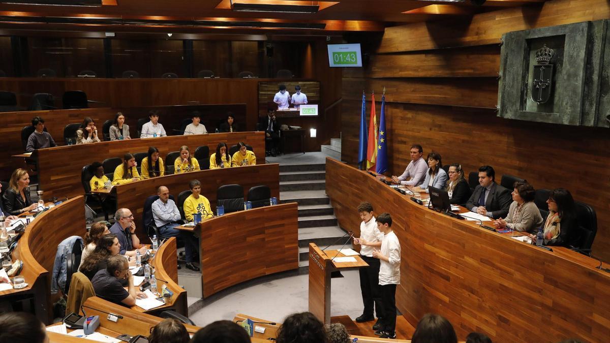 Cuatro centros educativos de Oviedo participan en la Liga autonómica de Debates Cuatro centros educativos de Oviedo participan en la Liga autonómica de Debates