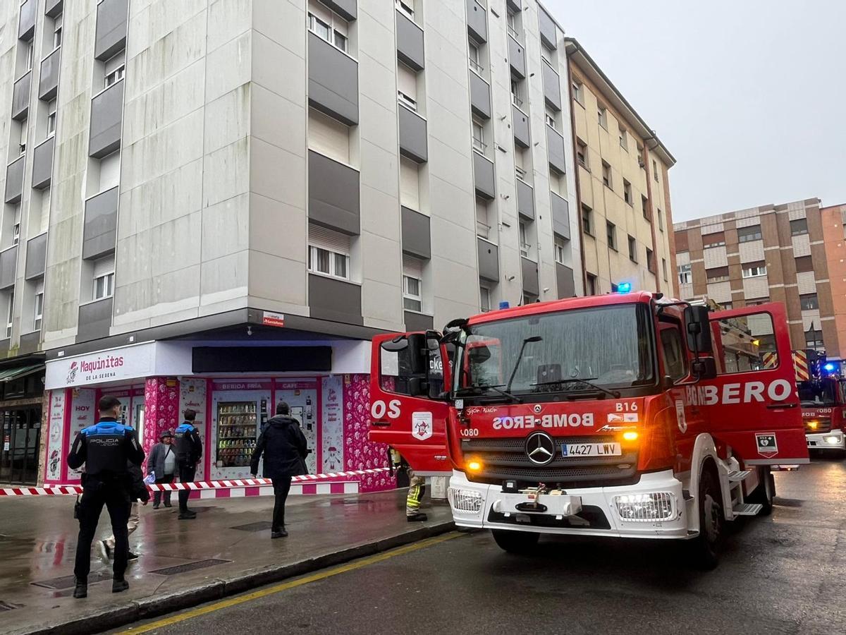 Gran despliegue por un incendio en El Llano: hubo una persona herida