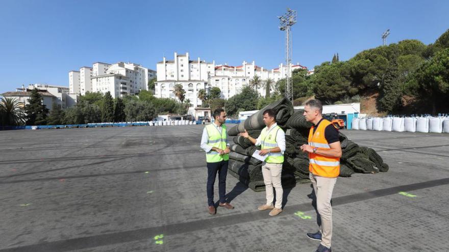 Renuevan el césped artificial del campo de fútbol Luis Teruel, en Marbella