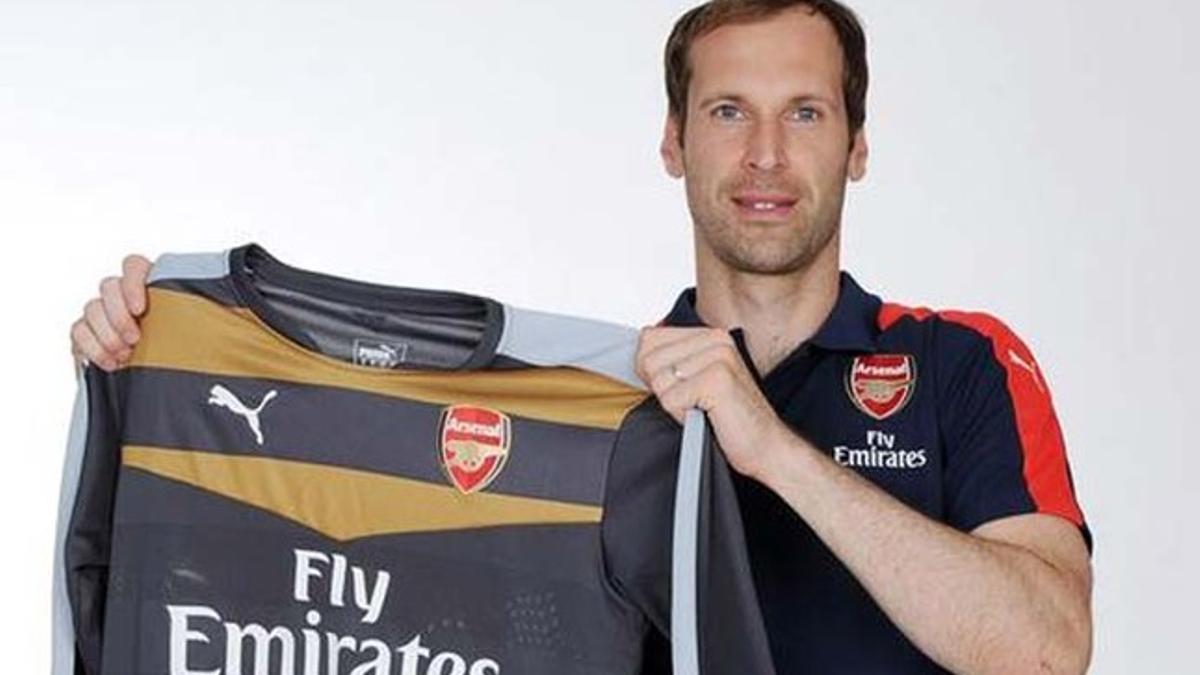 Peter Cech ya posa con sus nuevos colores