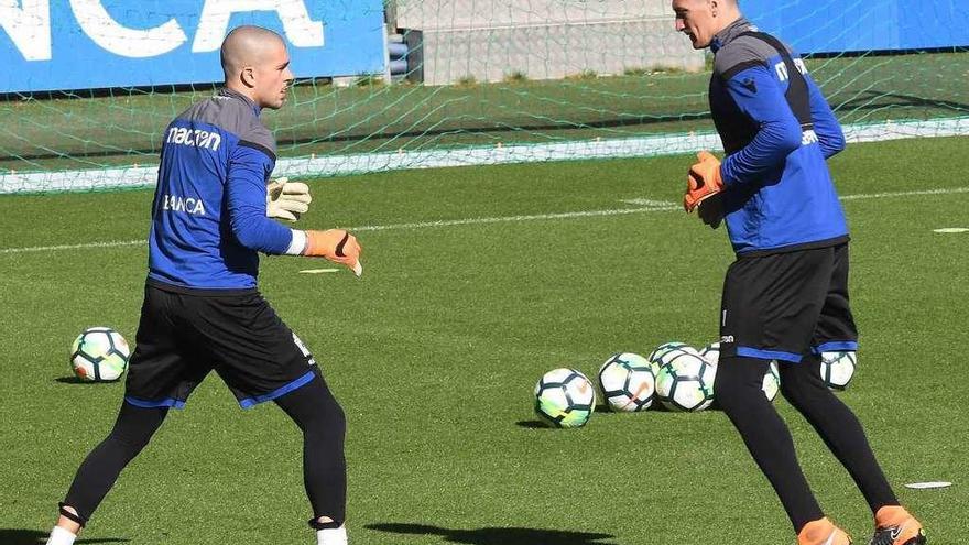 Rubén y Tyton, durante un entrenamiento la temporada pasada en el estadio de Riazor.