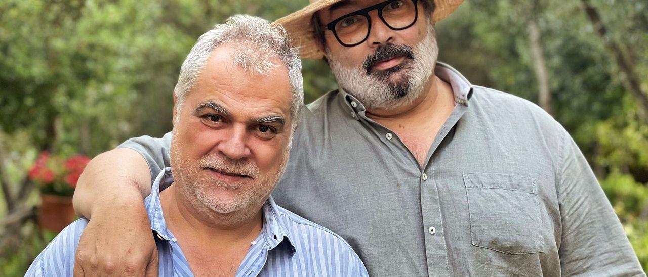 Benito Zambrano y Joan Valent, en el jardín de la casa que el músico mallorquín posee en Algaida.