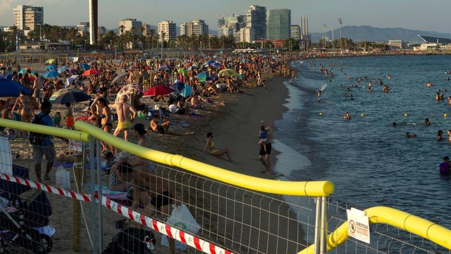 Una platja plena, dissabte, a Barcelona