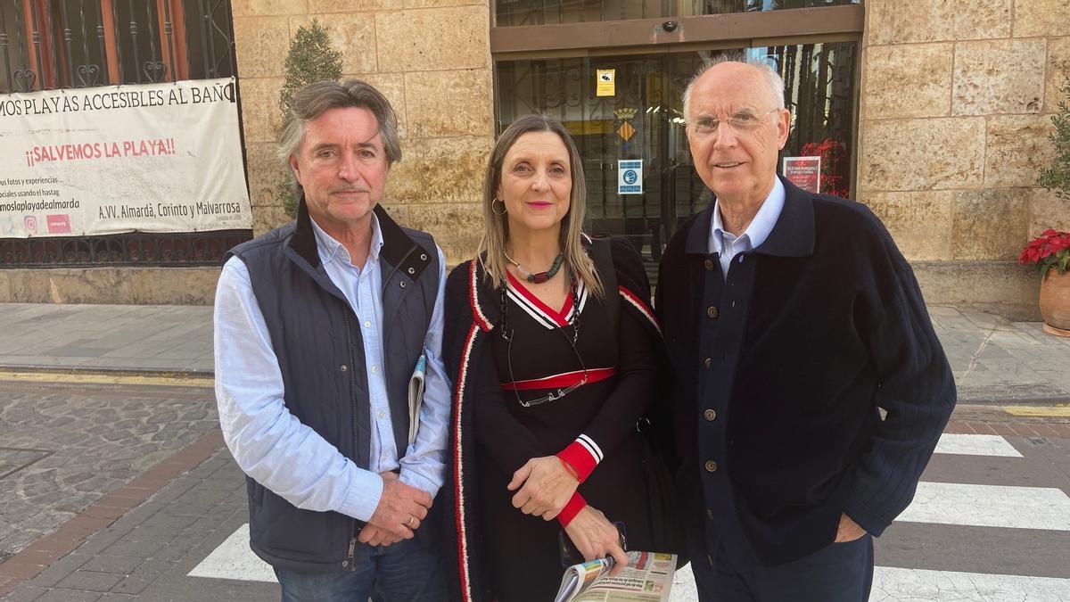 La presidenta con otros miembros de la asociación que se reunieron con el alcalde.