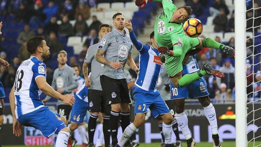 Tyton sigue con la mirada el balón que acabó en el poste en la última ocasión del Espanyol. // Efe