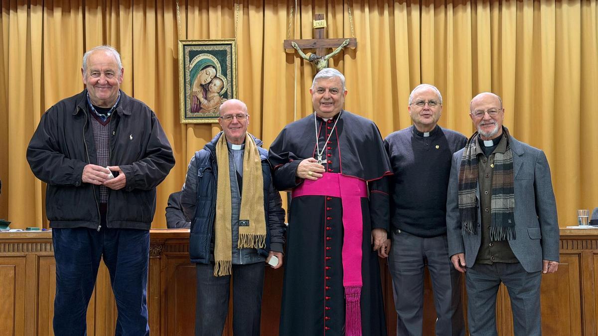 Los cuatro sacerdotes que celebran este año sus bodas de oro con el arzobispo de Mérida - Badajoz, José Rodríguez Carballo.