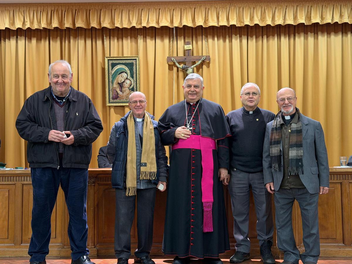 Los cuatro sacerdotes que celebran este año sus bodas de oro con el arzobispo de Mérida - Badajoz, José Rodríguez Carballo.