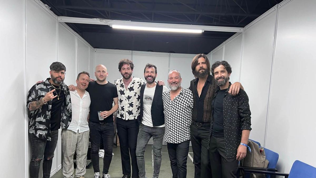 Las dos bandas juntas en un mismo camerino.