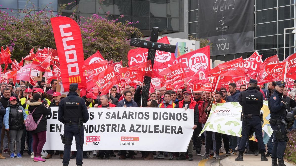 Protesta de los sindicatos a las puertas de la feria Cevisama