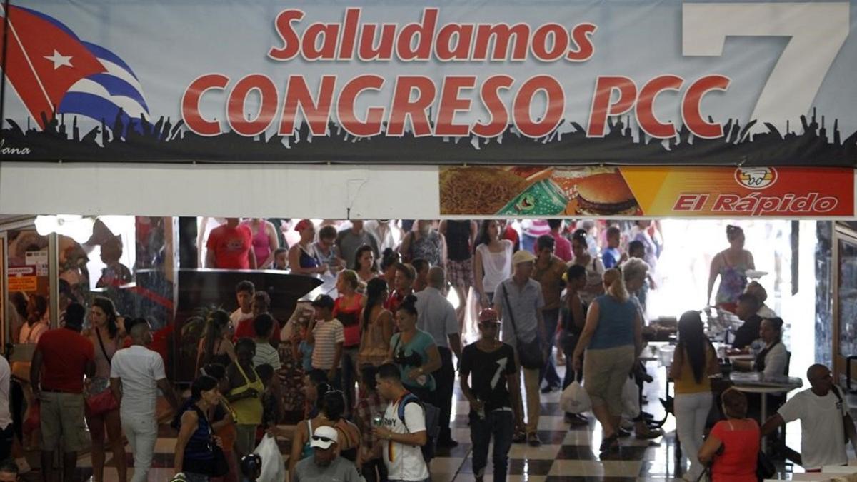 Anuncio del VII Congreso del PCC en un centro comercial en La Habana.