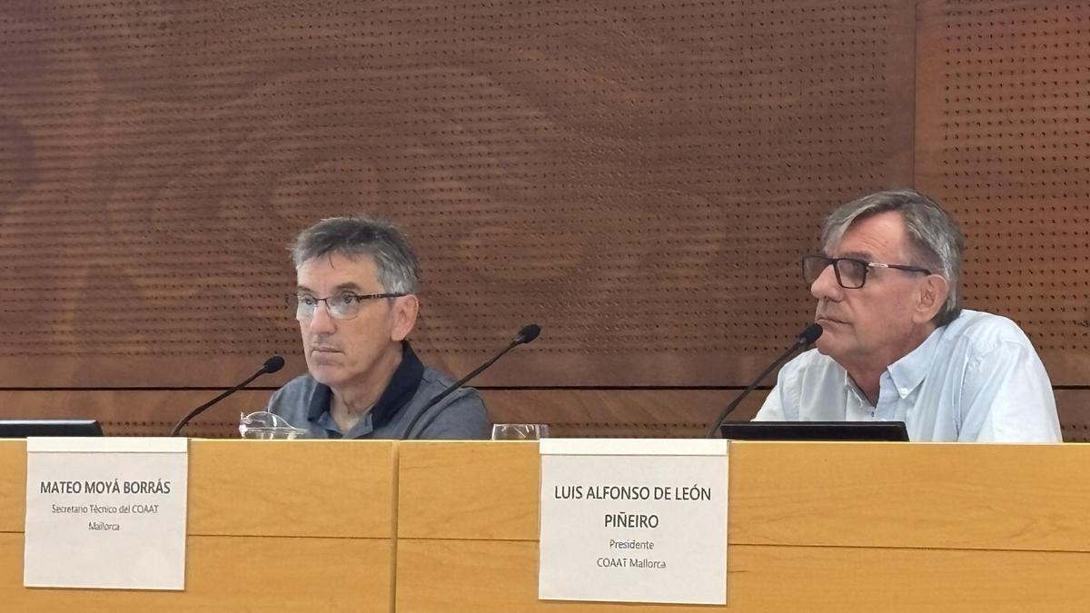 Mateo Moyá y Luis Alfonso de León presentando los datos del primer semestre del COAAT.