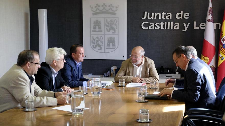 Reunión entre los representantes de la Diputación de Zamora, la Junta de Castilla y León y Zamora 10.