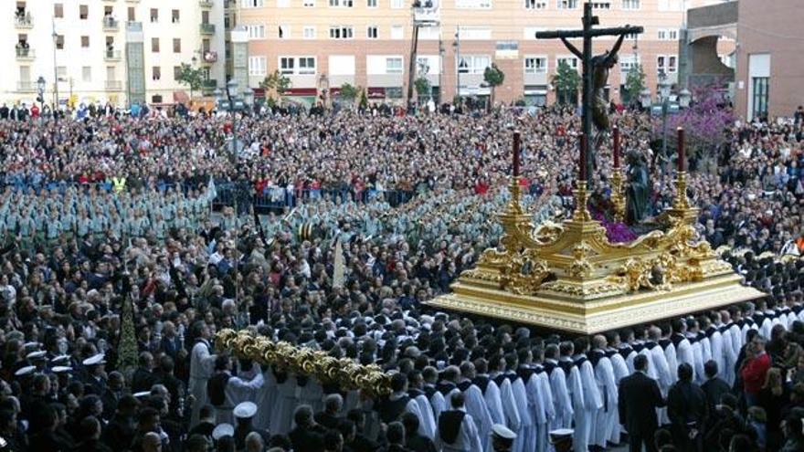 El Cristo de la Buena Muerte inicia su recorrido procesional en una abarrotada plaza de Fray Alonso de Santo Tomás.