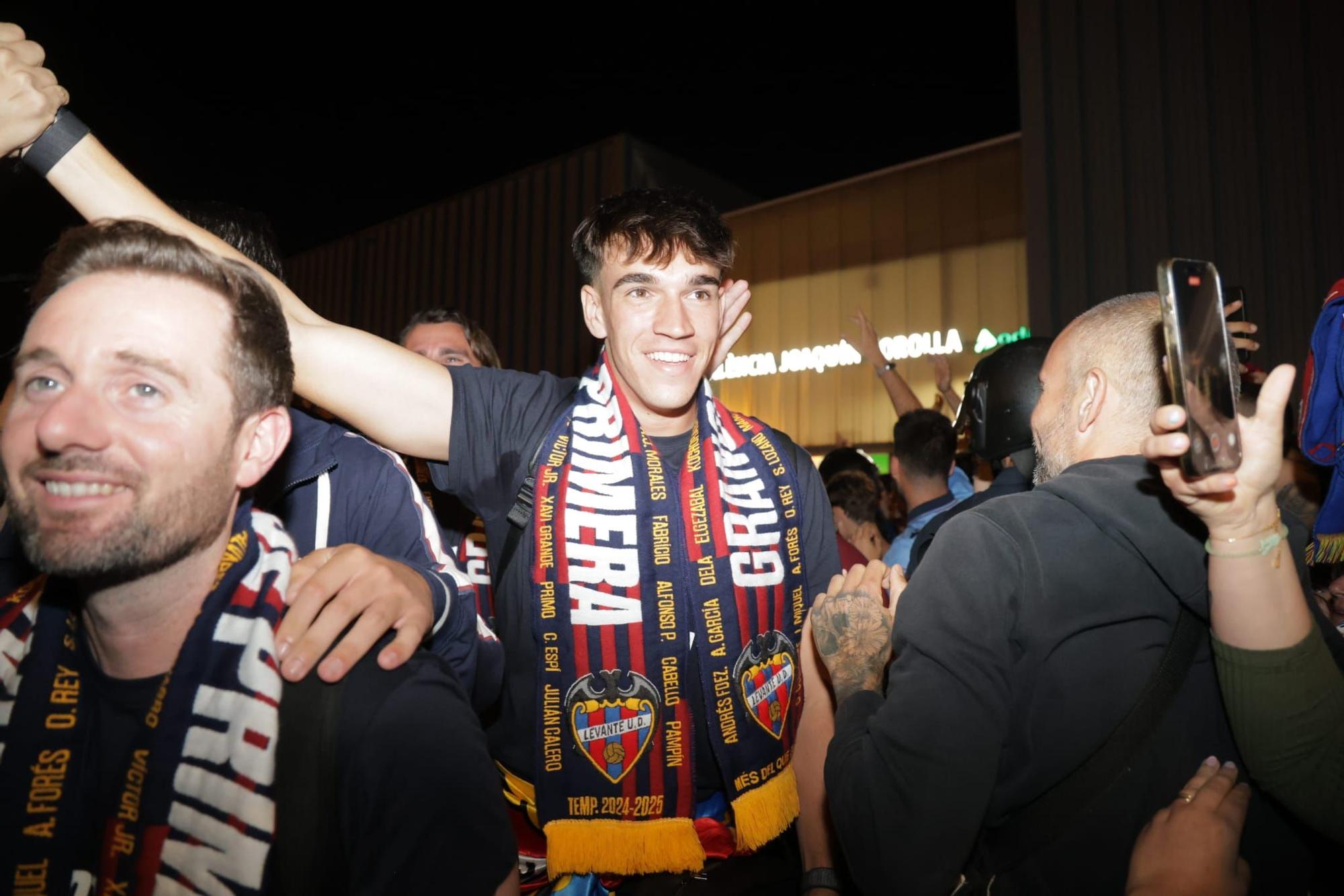 El Levante Ud llega a València tras conseguir el ascenso en Burgos