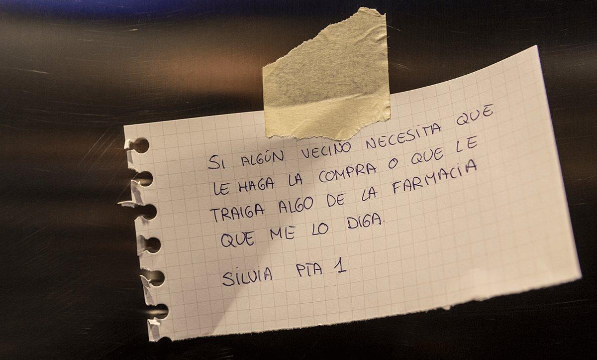 Una nota solidaria en el ascensor de una comunidad de vecinos de València, el 18 de marzo.