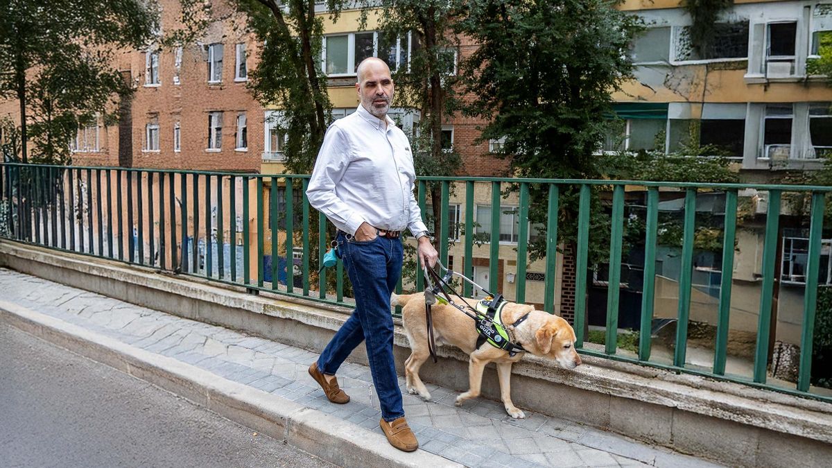 "He llevado a un taxista a juicio por dejarme tirado": el vecino ciego de Arganzuela que lucha contra el sistema grabando su día a día