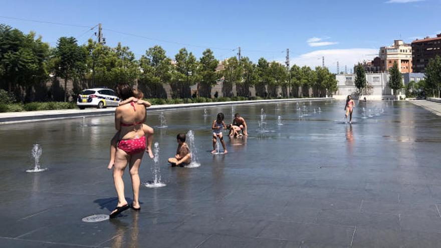 La ola de calor invita a refrescarse en las fuentes del Parque Central