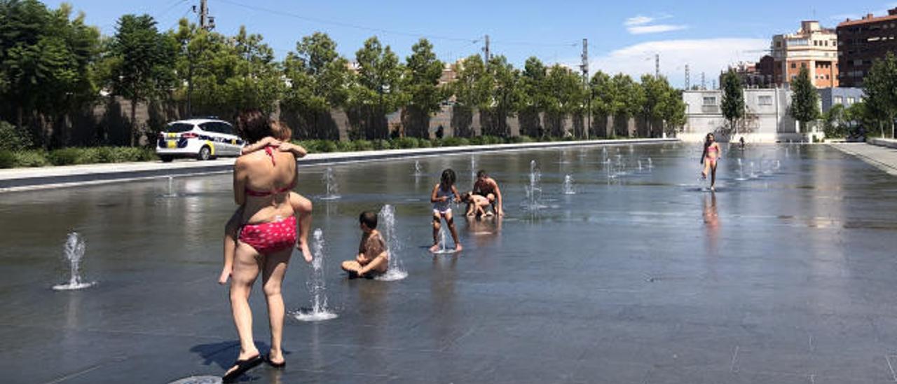 La ola de calor invita a refrescarse en las fuentes del Parque Central