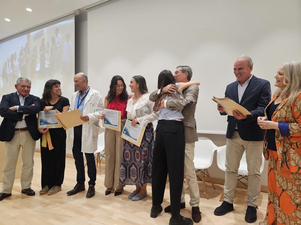 El conseller Marciano Gómez abraza a su hija durante la graduación de los MIR de Medicina Familiar en València.