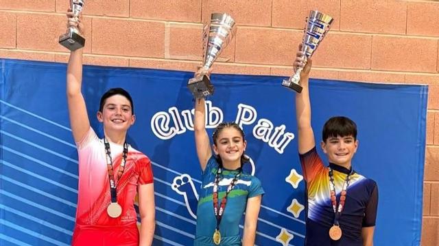 Mateo Callejón, a la derecha, en el podio del campeonato de España de patinaje artístico.