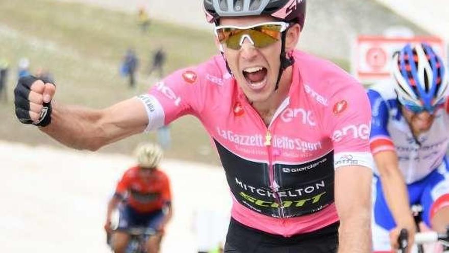 Simon Yates celebra la victoria en la etapa del Giro de Italia.