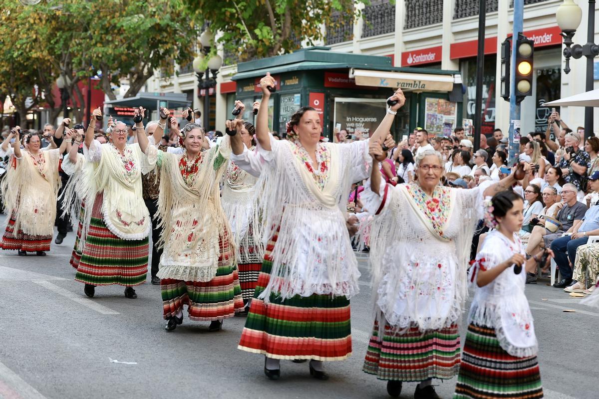 Así es el Desfile Folclórico de las Hogueras de Alicante