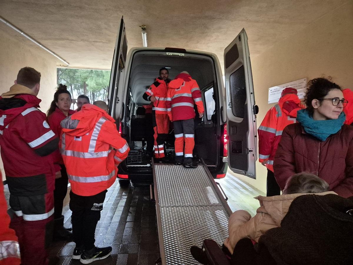 Operatiu de desallotjament de la residència les Acàcies d'Altem durant una crescuda del riu Manol.