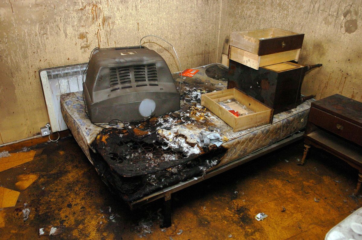 Así quedó una de las habitaciones de la vivienda incendiada.