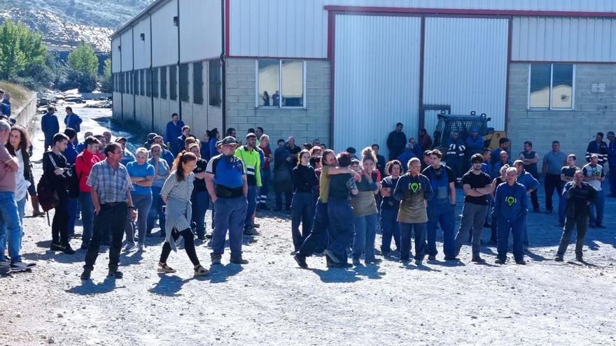 Trabajadores concentrados en las instalaciones de la empresa Irosa-Samaca. |   // FDV