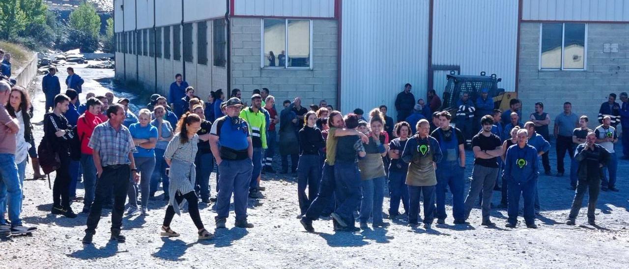 Trabajadores concentrados en las instalaciones de la empresa Irosa-Samaca. |   // FDV