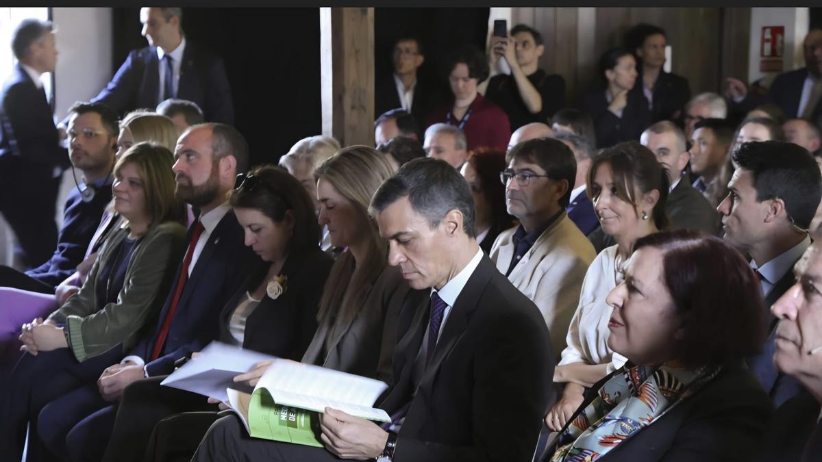 Pedro Sánchez, leyendo el Pacto por el Medio Rural de Asturias, pionero en España y Europa, que le entregó Barbón.