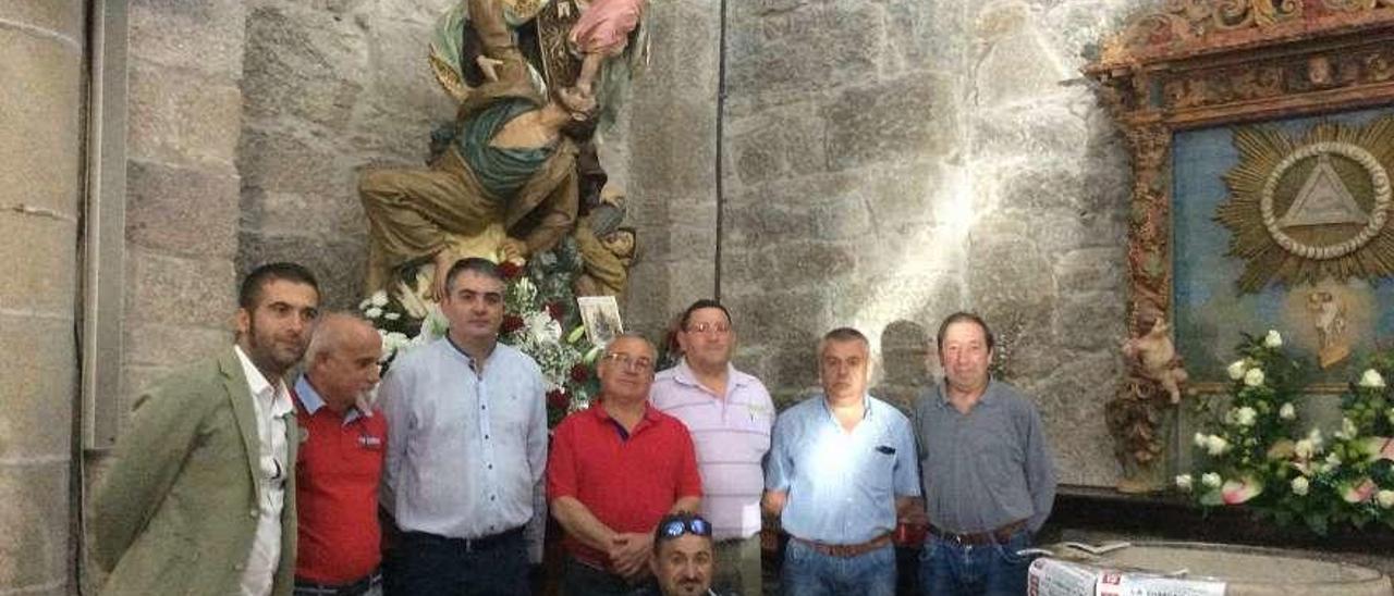 Representantes del Concello, Cofradía, comisión e Iglesia, ayer en el templo parroquial de Bueu. // S.Á.