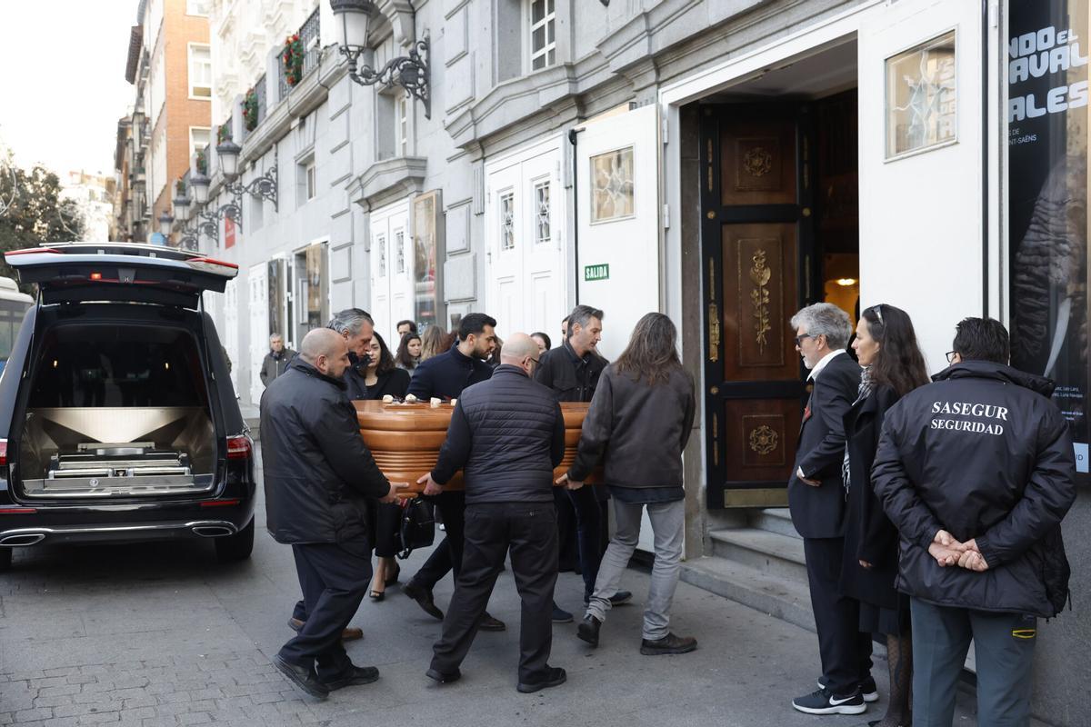 MADRID, 18/12/2024.- El féretro con los restos mortales de la actriz Marisa Paredes llega al Teatro Español en Madrid, donde está instalada su capilla ardiente, este miércoles. La artista falleció a los 78 años este martes, 17 de diciembre. EFE/Zipi
