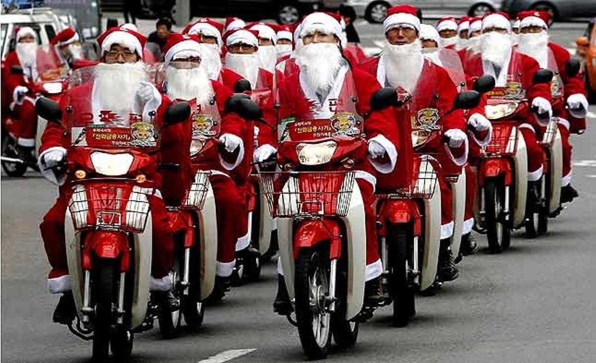 Un grup de carters disfressats de Pare Noel es desplacen en moto per entregar regals de Nadal a nens pobres de Seül (Corea del Sud), en una campanya de caritat en què van col·laborar 50 carters.