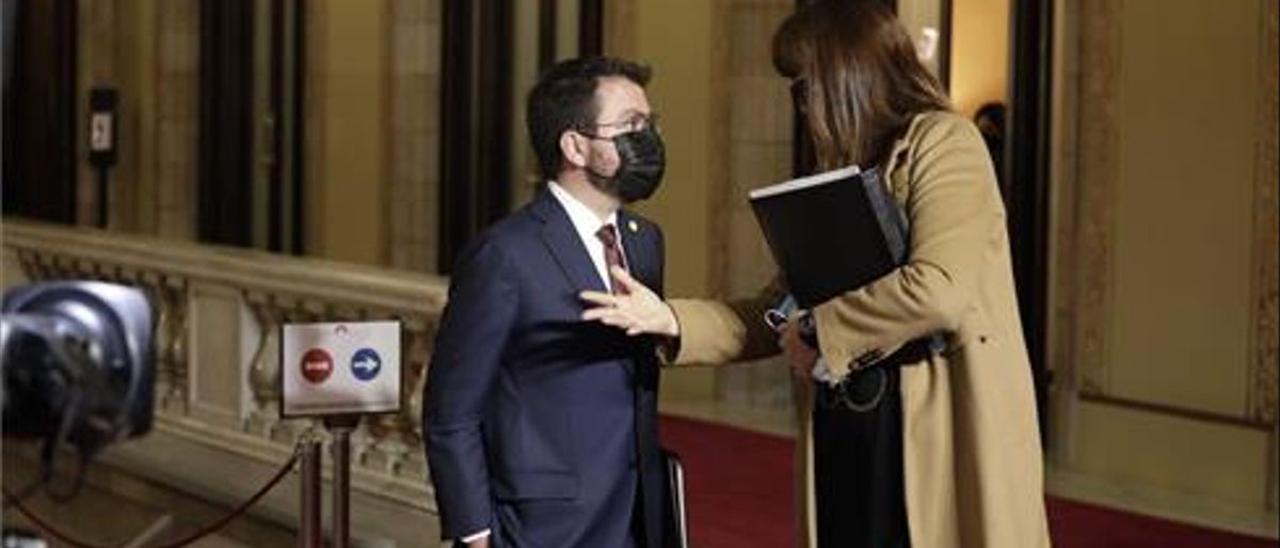 Pere Aragonès y Laura Borràs, en el Parlament, tras la primera sesión del debate de investidura.