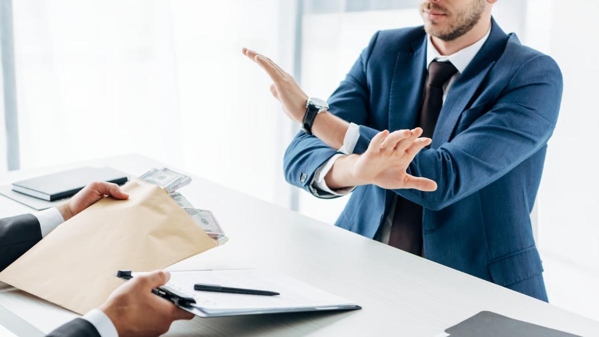 Una empresa no puede despedirte porque rindas menos, llegues tarde o uses demasiado el móvil