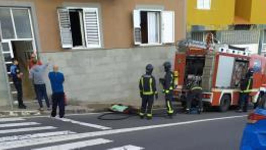 Encierra a su madre en una habitación y prende fuego a la casa