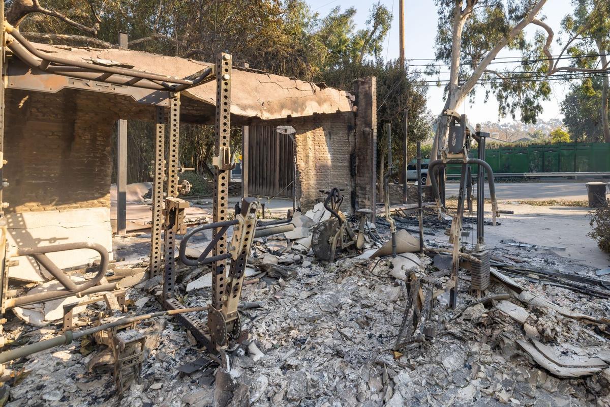 Devastación en las calles de Los Ángeles tras el fuego