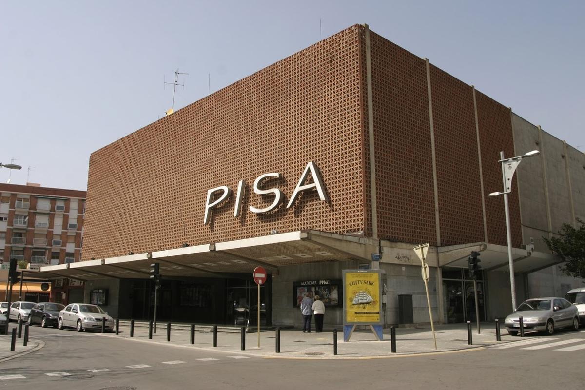Imatge d’arxiu dels històrics cinemes PISA del centre de Cornellà, que van ser enderrocats el mes d’agost.