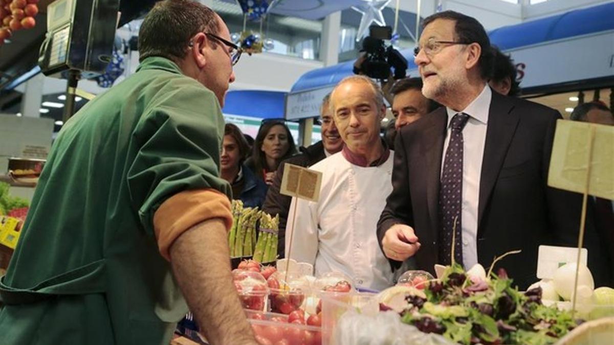 El presidente y candidato a la reelección, Mariano Rajoy, durante su visita a un mercado en Palma de Mallorca