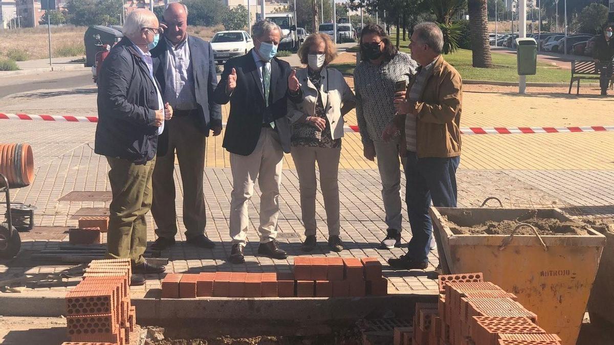 Salvador Fuentes, presidente de la GMU, en su visita a la zona junto a unos vecinos.