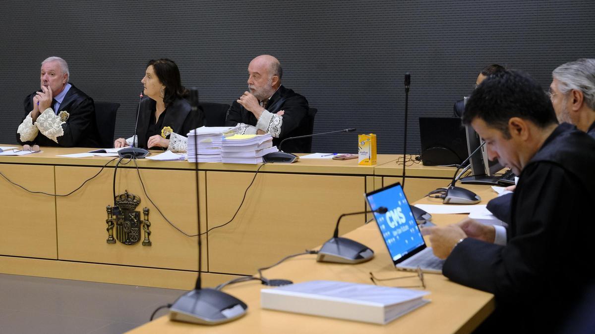 El tribunal y los letrados de la acusación, a la derecha, en la vista suspendida este martes.