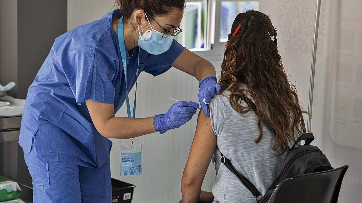 Vacunacions al local de Mas Enlaire de Blanes, centre de referència comarcal. | DAVID APARICIO/ARXIU