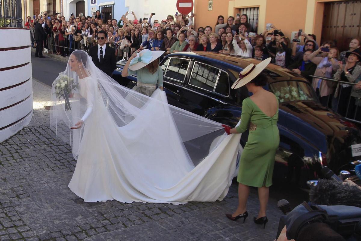 Eva González llega a su boda con vestido de Pronovias Atelier